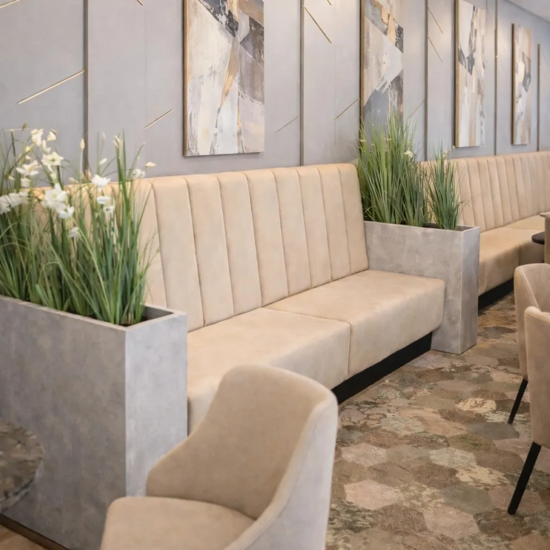 Beżowa loża w poczekalni projektu Ozzi Design