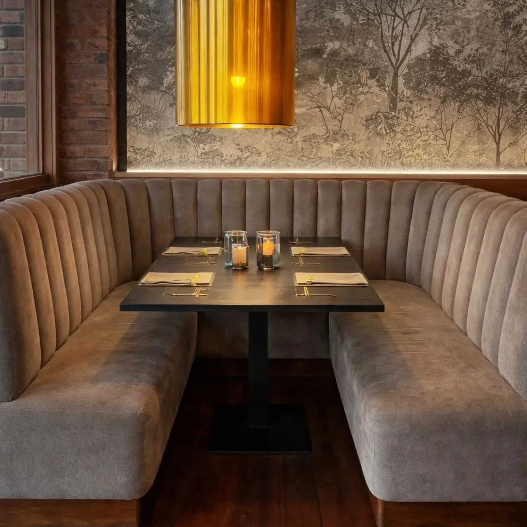 Brązowa loża w restauracji projektu Ozzi Design