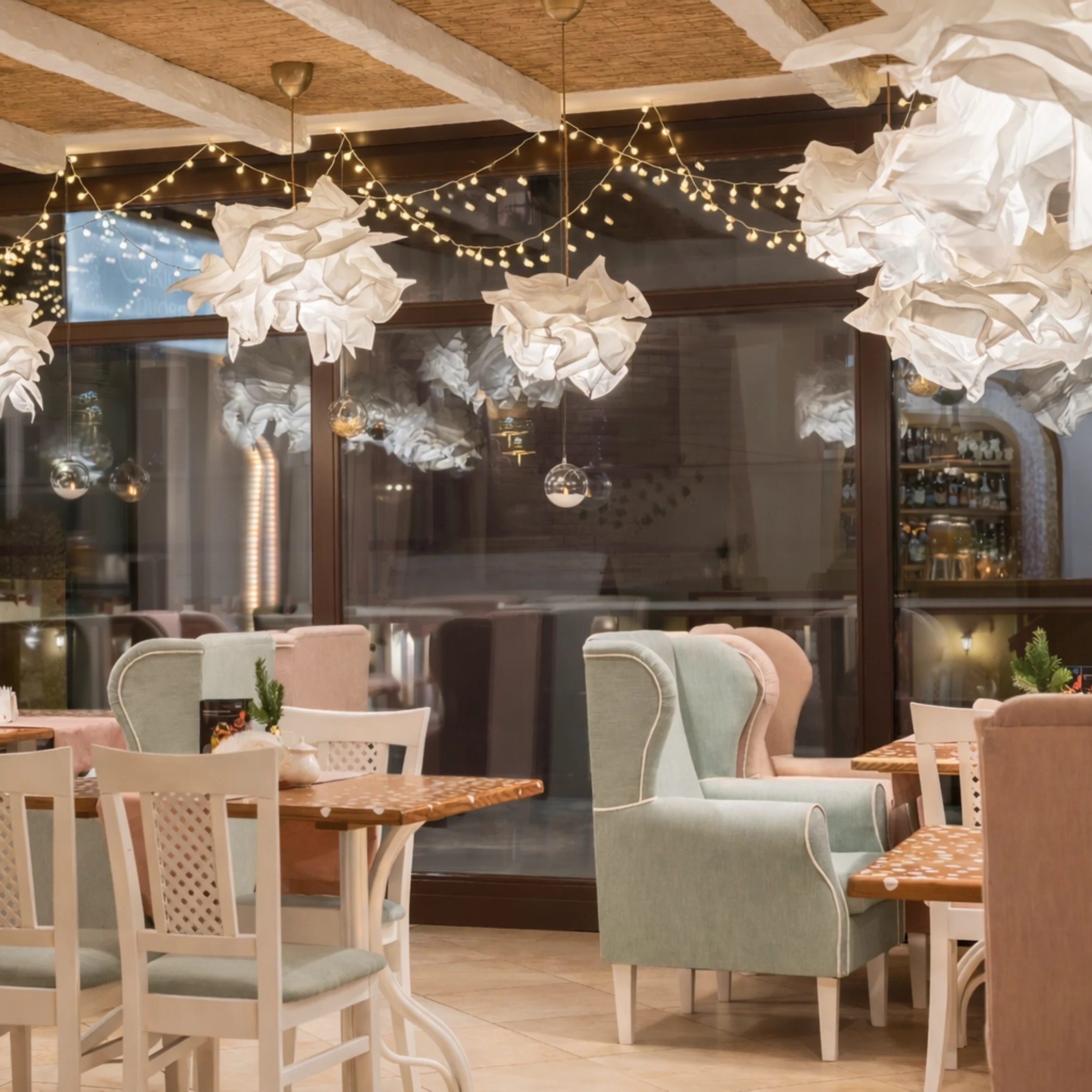 Tapicerowane fotele w kawiarnia projektu OzziDesign