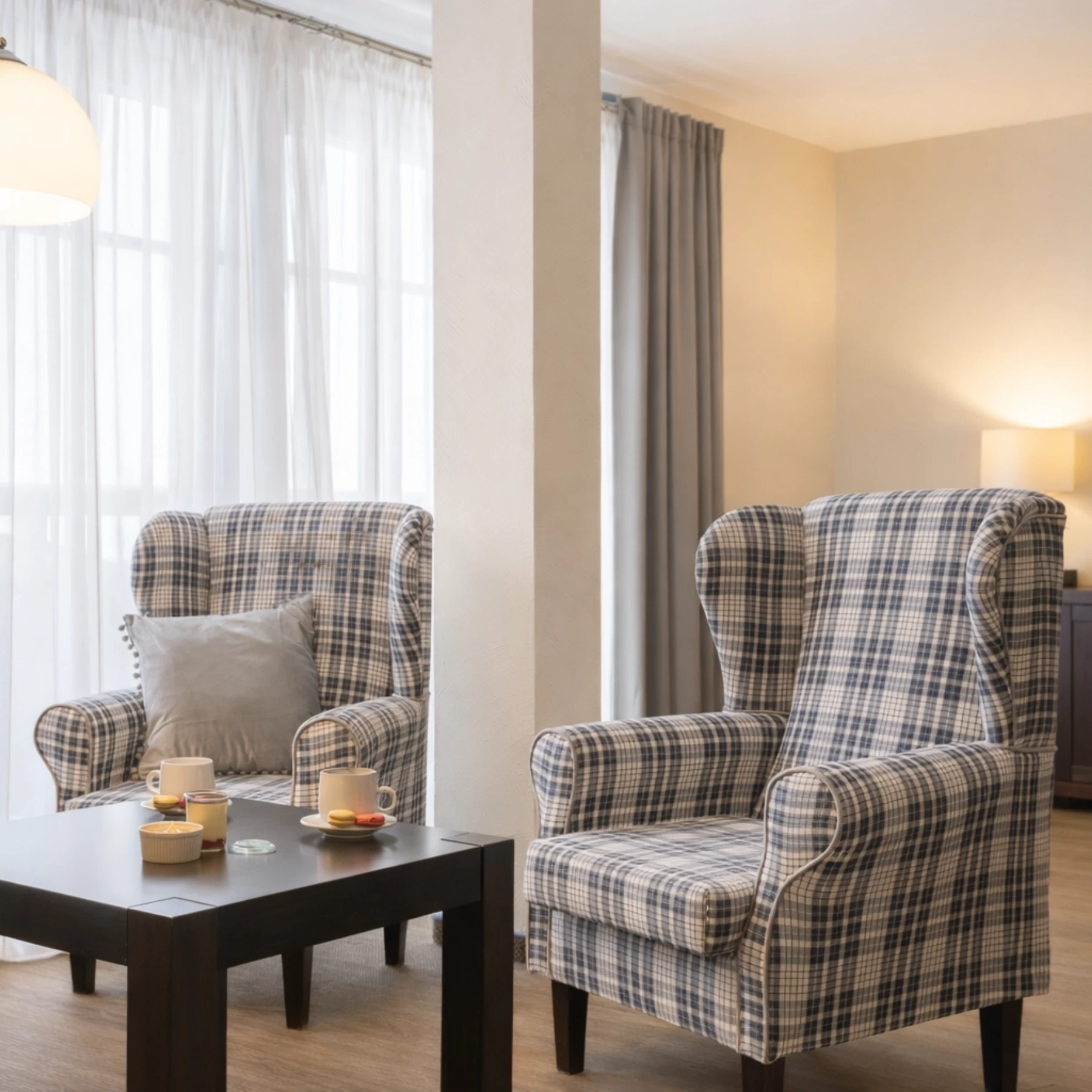 Tapicerowane fotele w kratę projektu OzziDesign