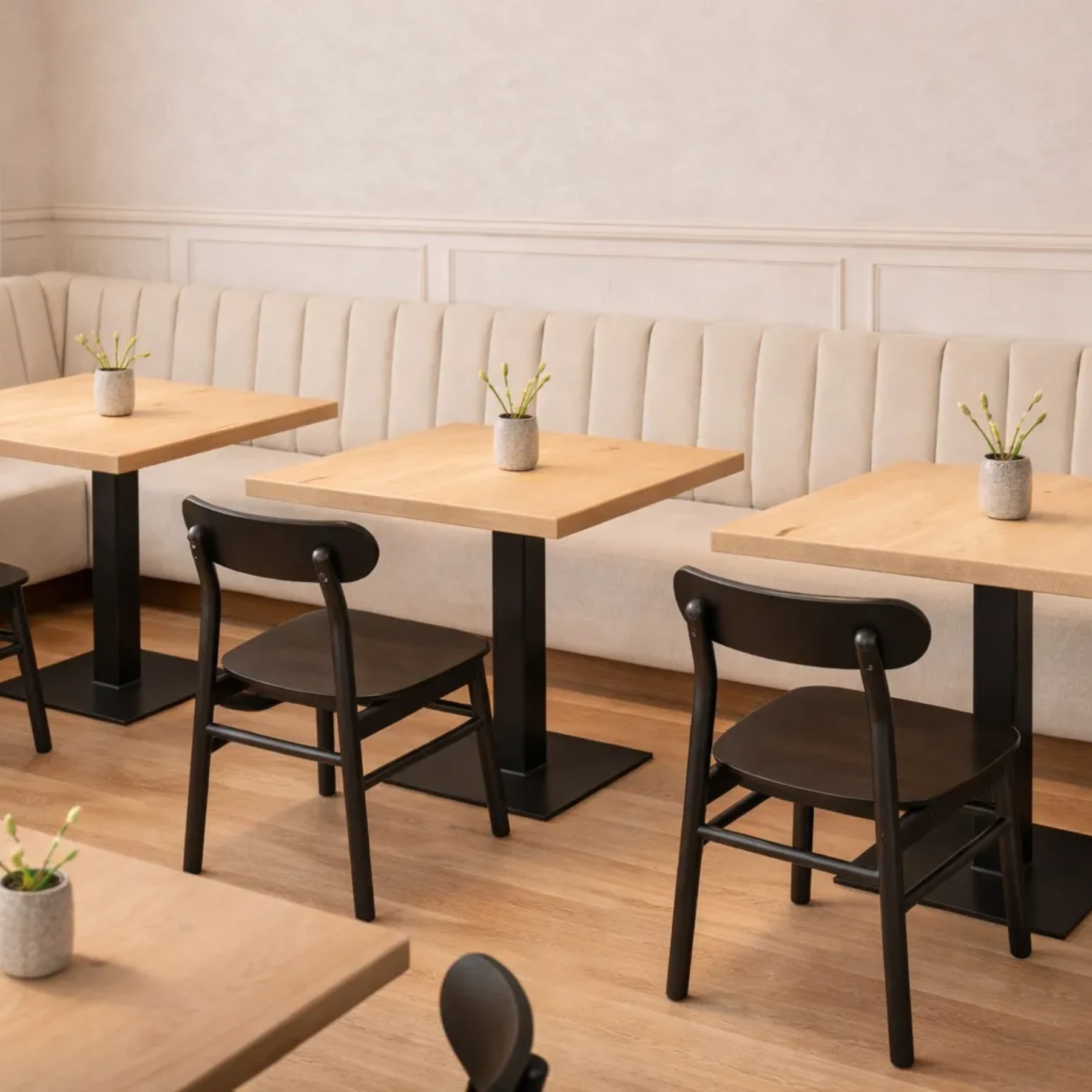 Beżowa loża w restauracji projektu Ozzi Design