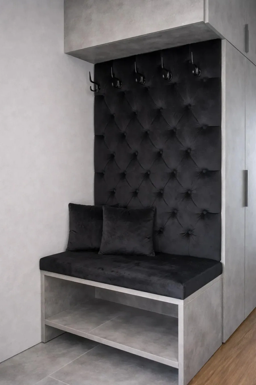 Panele tapicerowane z wieszakami, siedziskiem, poduszkami i szafką na buty projektu Ozzi Design