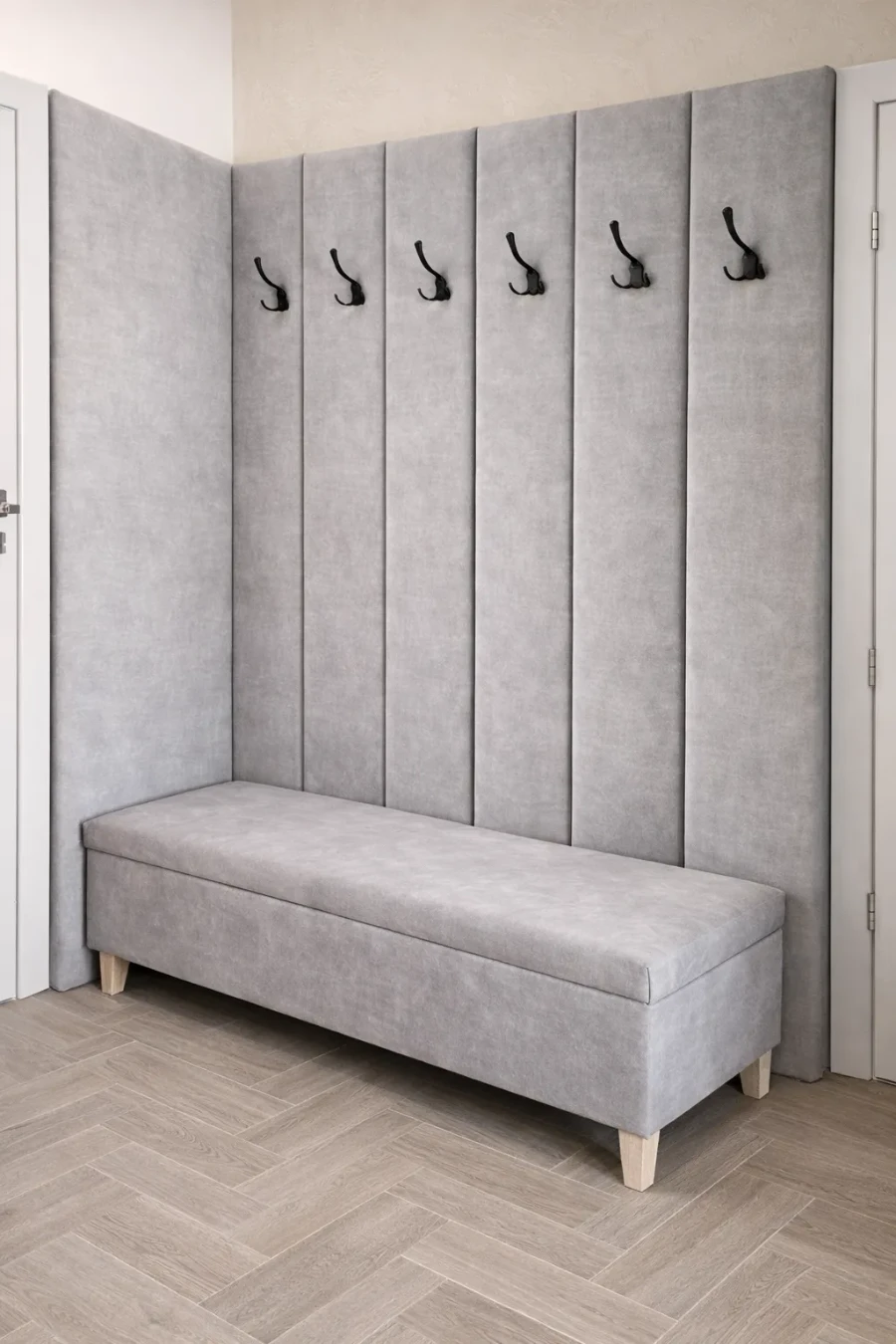 Panele tapicerowane z wieszakami i siedziskiem projektu Ozzi Design