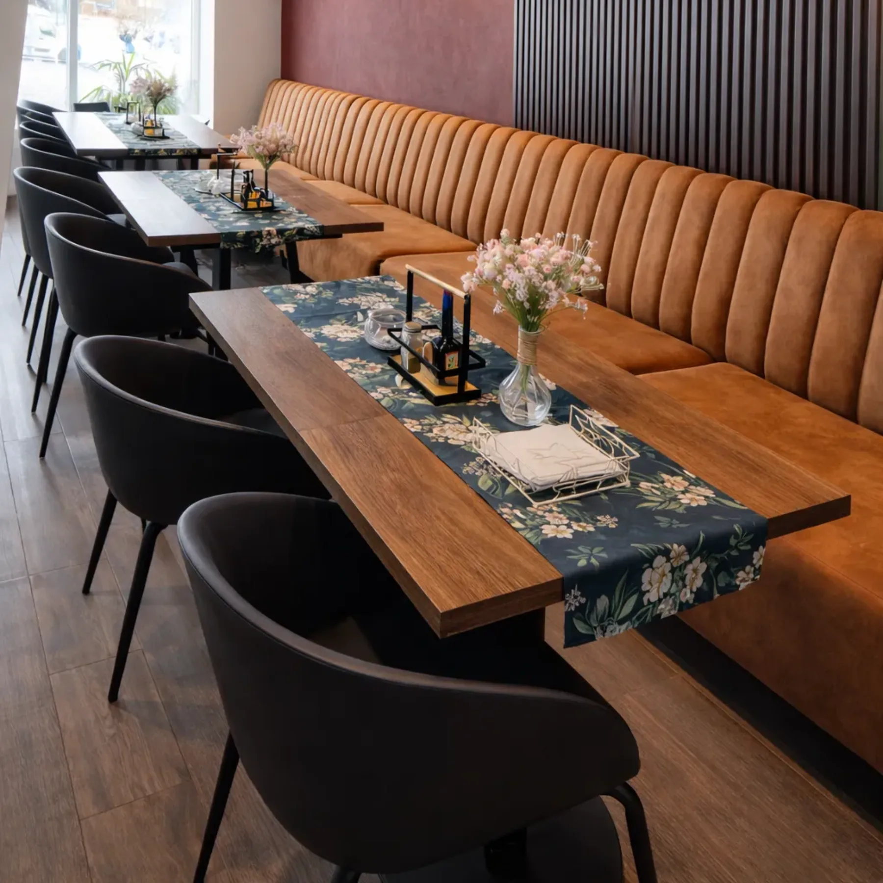 Rdzawa loża w restauracji projektu Ozzi Design