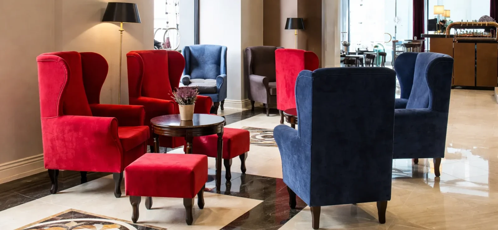 Eleganckie fotele w kolorach czerwieni i granatu projektu OzziDesign