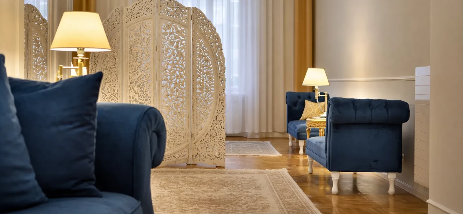 Eleganckie, granatowe szezlongi projektu Ozzi Design