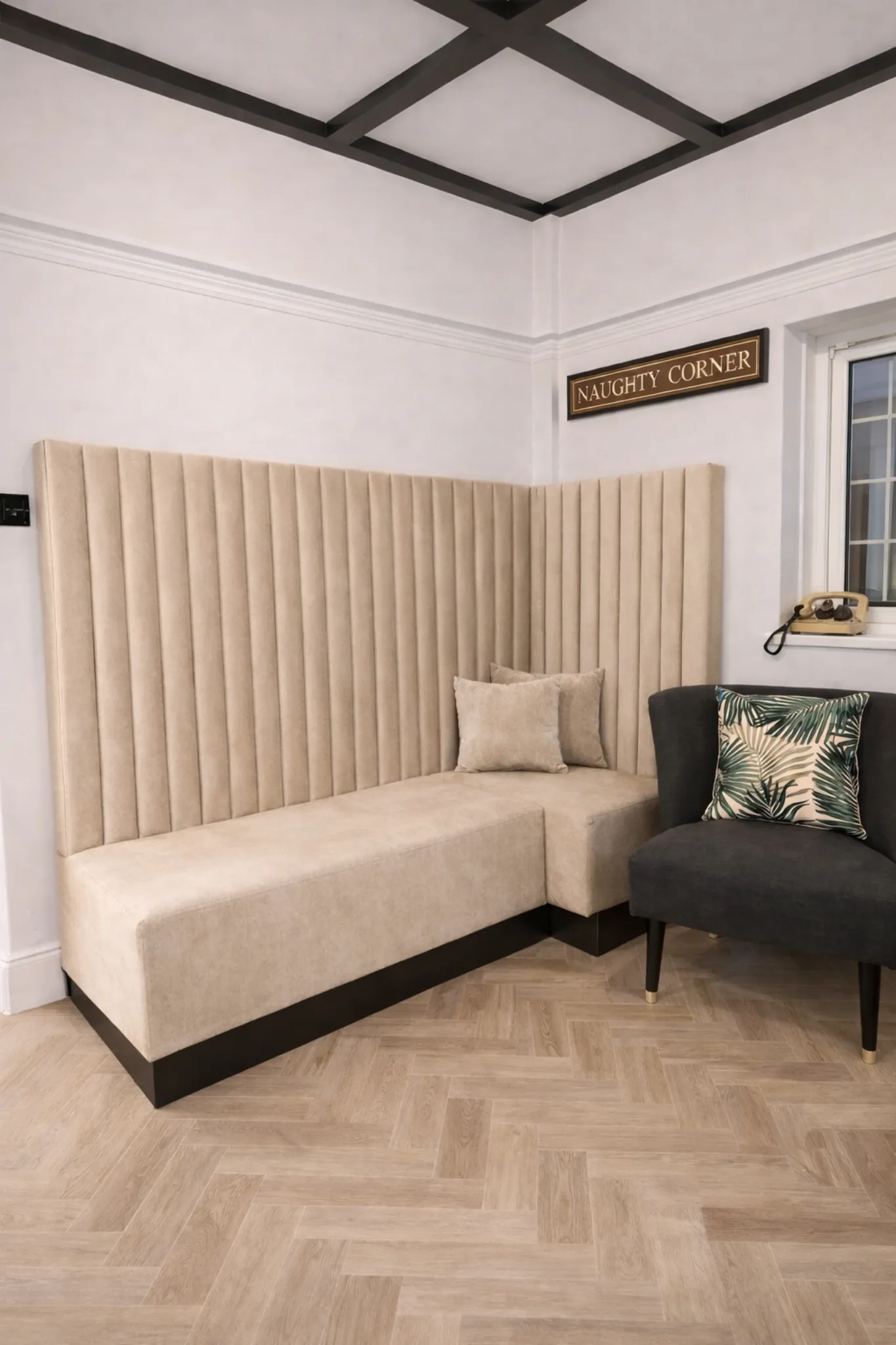 Beżowe panele tapicerowane z siedziskiem projektu Ozzi Design