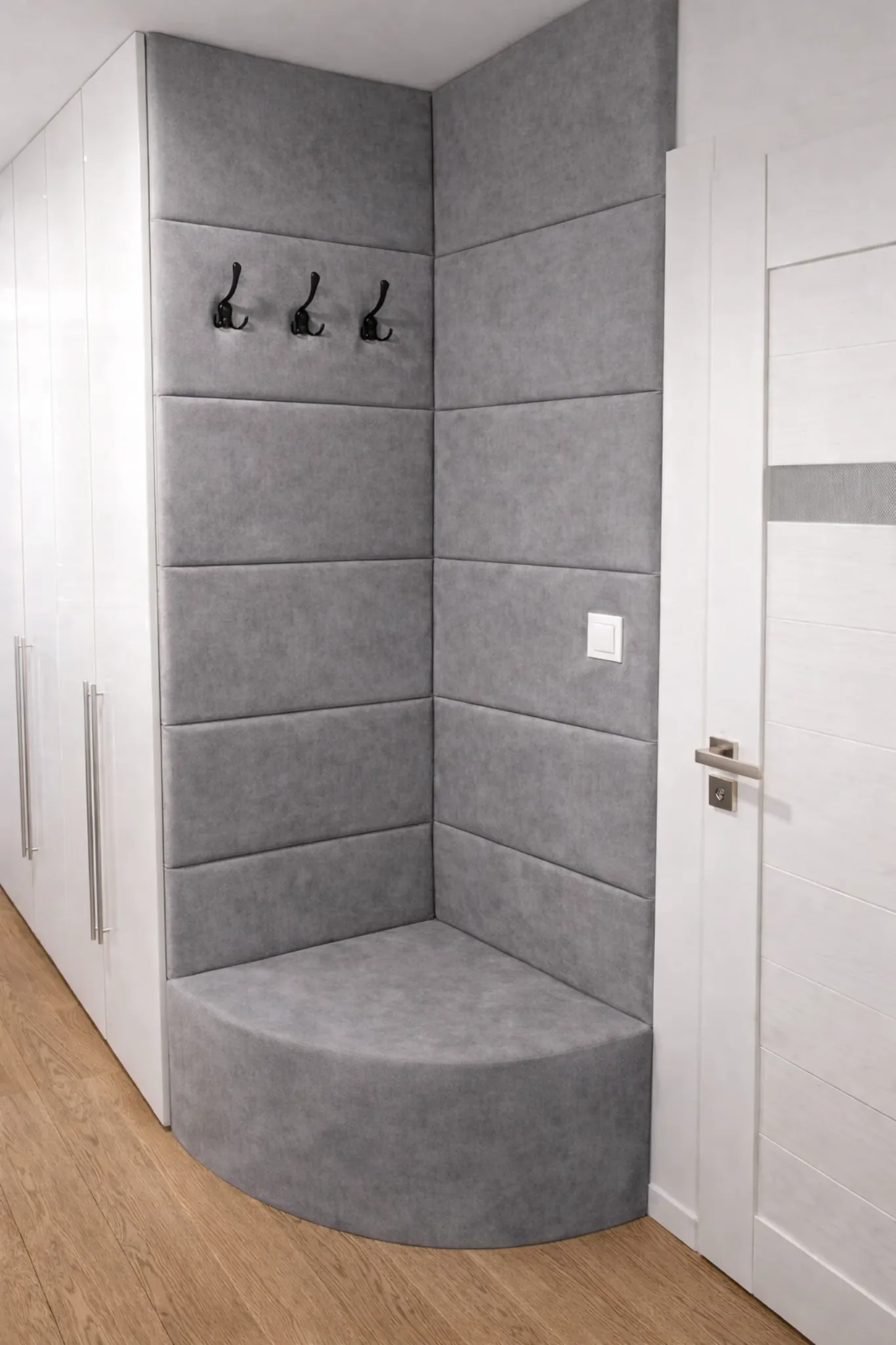 Panele tapicerowane z wieszakami i siedziskiem narożnym projektu Ozzi Design