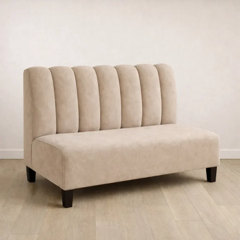 Beżowa loża restauracyjna na nogach z pionowym oparciem