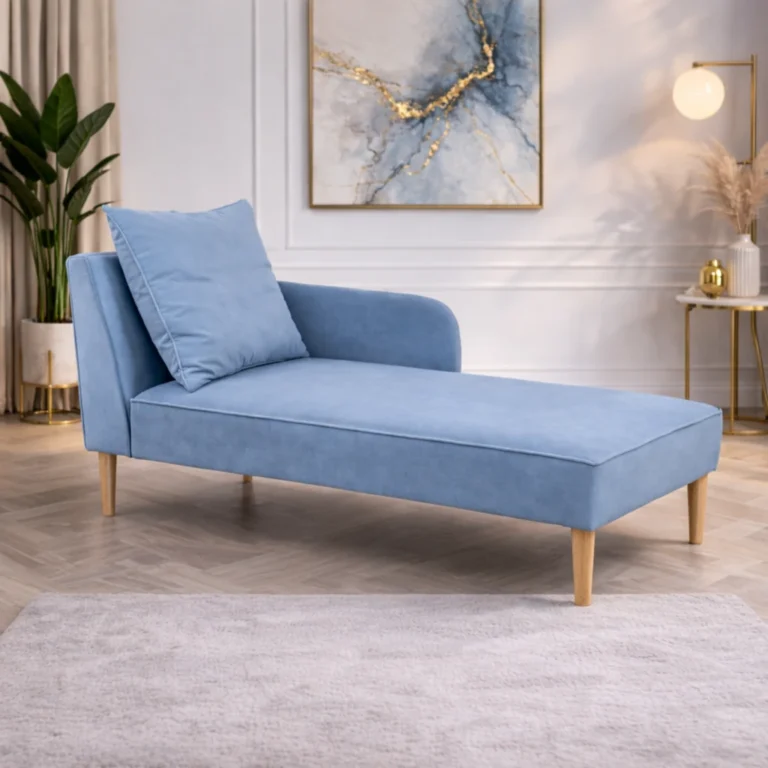 Niebieski szezlong wypoczynkowy w salonie widok pod katem