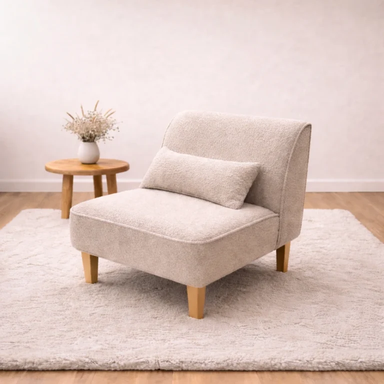 Fotel tapicerowany z poduszką ustawiony na jasnym dywanie