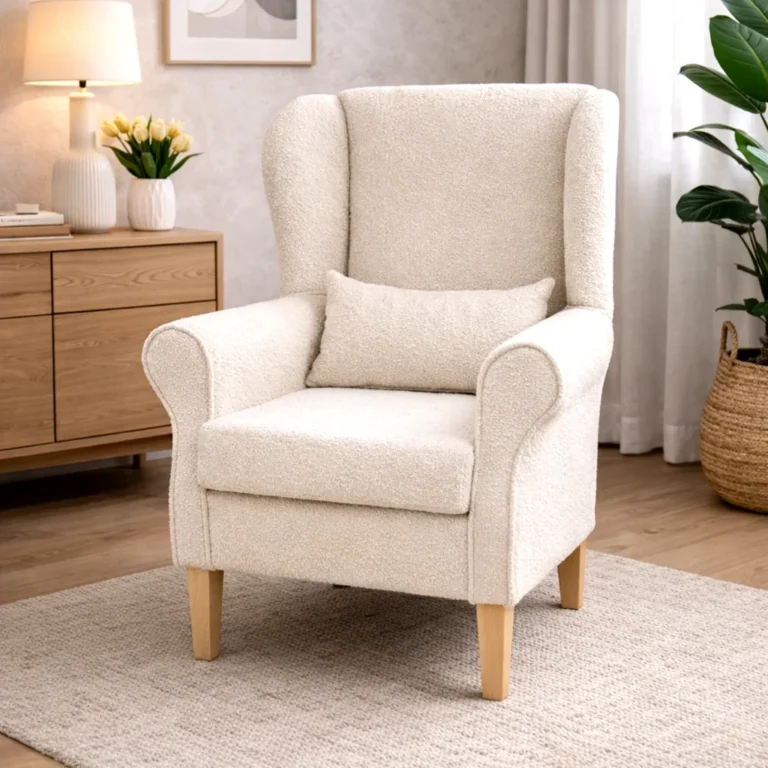 Kremowy fotel uszak boucle w nowoczesnym salonie z drewnianymi meblami